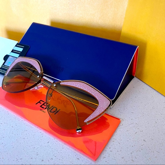 ✨MINE✨Fendi cat-eye glitter sunglasses - Picture 4 of 9
